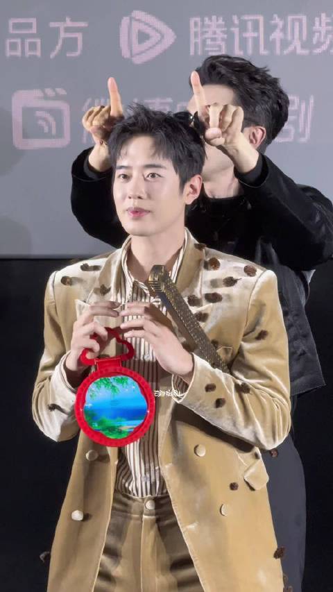 高伟光帮梁靖康比耳朵逗其学狗叫，梁靖康乖巧配合