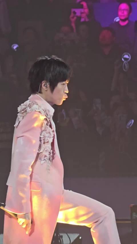 阿信上海演唱会摔下舞台，带伤坚持完成演出