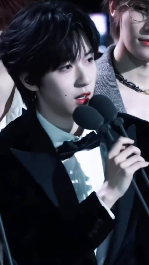 小贺哥哥两个话筒两个身份 主持人×爱豆 谁懂这个爽感？