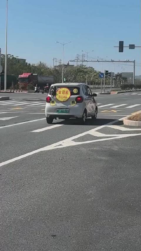 路上发现一辆mini，把这宝马吓的一个劲儿地擦汗