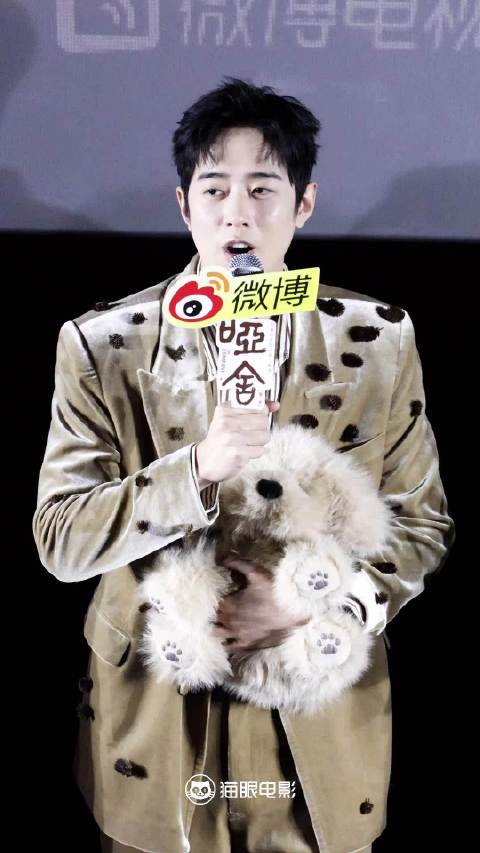 就这样抱着团子来了！@梁靖康 这一身好帅呀 期待分享！