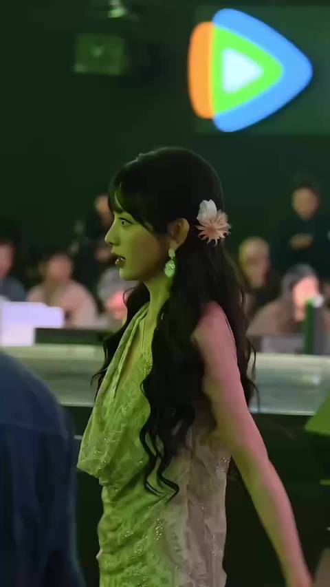 星光大赏田曦薇从身边经过直接被美了一大跳！走路带风自信明媚，完全看不够！