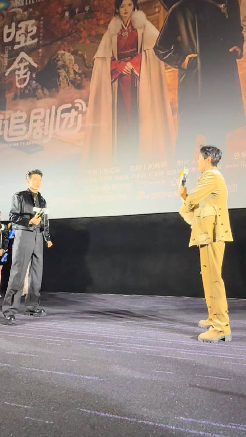 现场@深情的高伟光 和 @梁靖康 玩你比划我猜，两人很有默契哦 哑舍