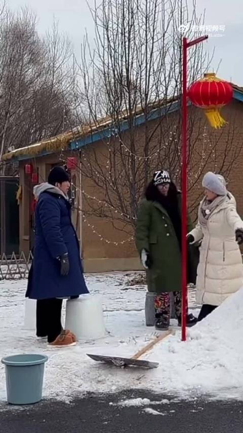 刘耀文跨年节目引热议，铁锹干活分不清是《宇宙闪烁请注意》还是《种地吧》