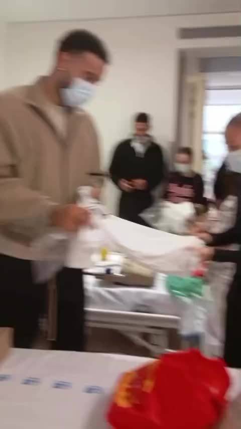 年底随皇马探访马德里医院的儿童 衣服是圣诞午餐那天的