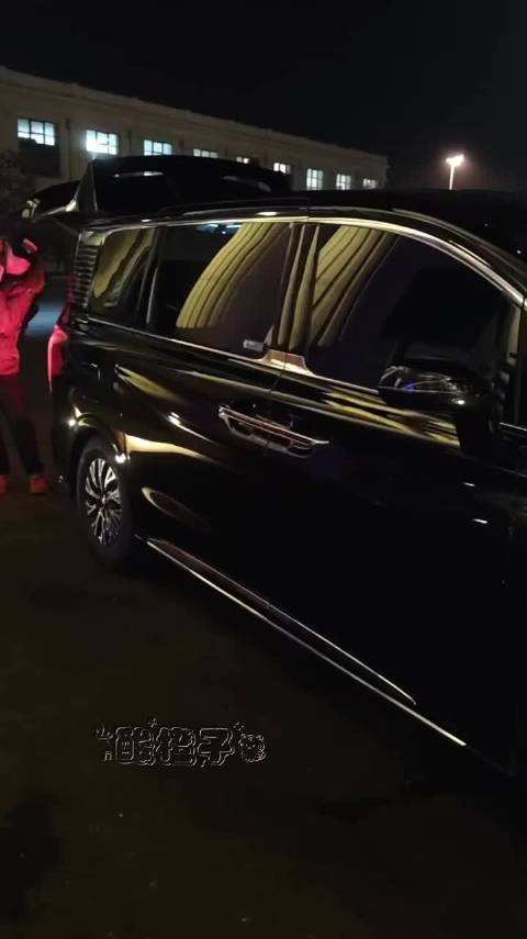 王鹤棣哈尔滨机场出发！平等的饭撒了每一位粉丝