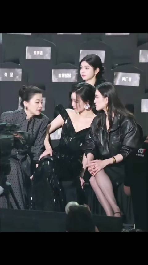 梅婷 倪妮 陈妍希 宋佳你们四个在说什么悄悄话？