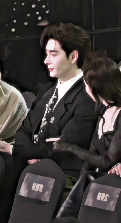 这个周也王玉雯在陈星旭怀里聊天，昨天真是大出圈，画面非常养眼