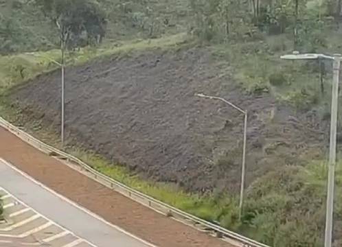 卡车刹车失灵冲入紧急坡道避免重大事故