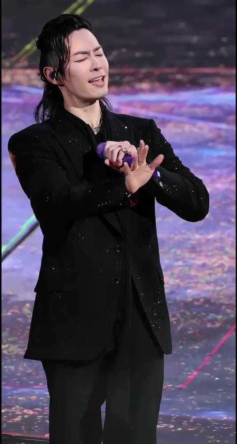 吴建豪上海演唱会状态惊艳，47岁活力不输27岁