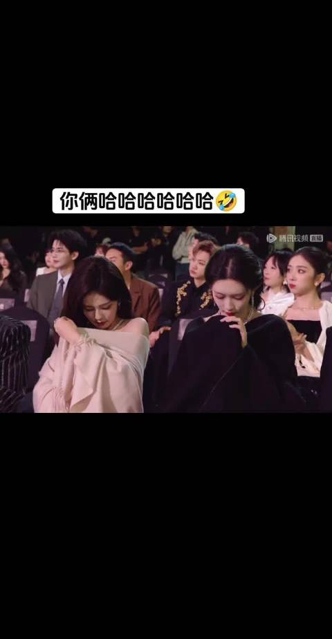 星光大赏明星台下玩手机引热议，白鹿孟子义被指不如短国演员大方