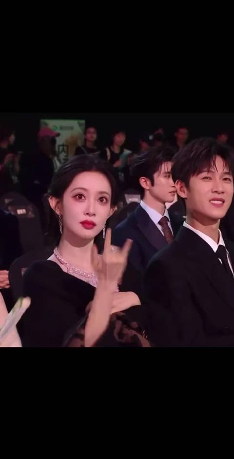 这个多多咋这么萌，看到自己的时候惊住了哈哈哈哈哈哈