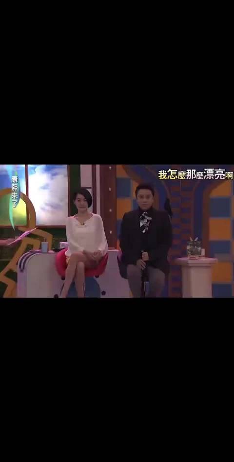 绝世容颜静候光影交错，内外光芒照亮周遭