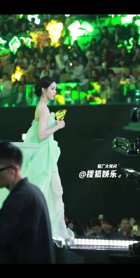 陈都灵真的太适合这个薄荷绿色的裙子了，显得肤色又白，身材又好