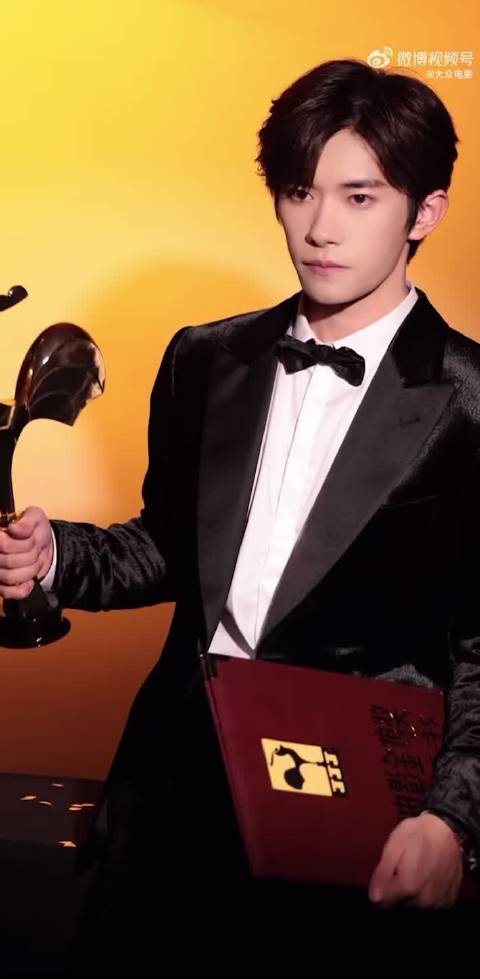 对啊，大奖杯就是应该摆在看到的地方 这可是我们羊踯躅的门面啊