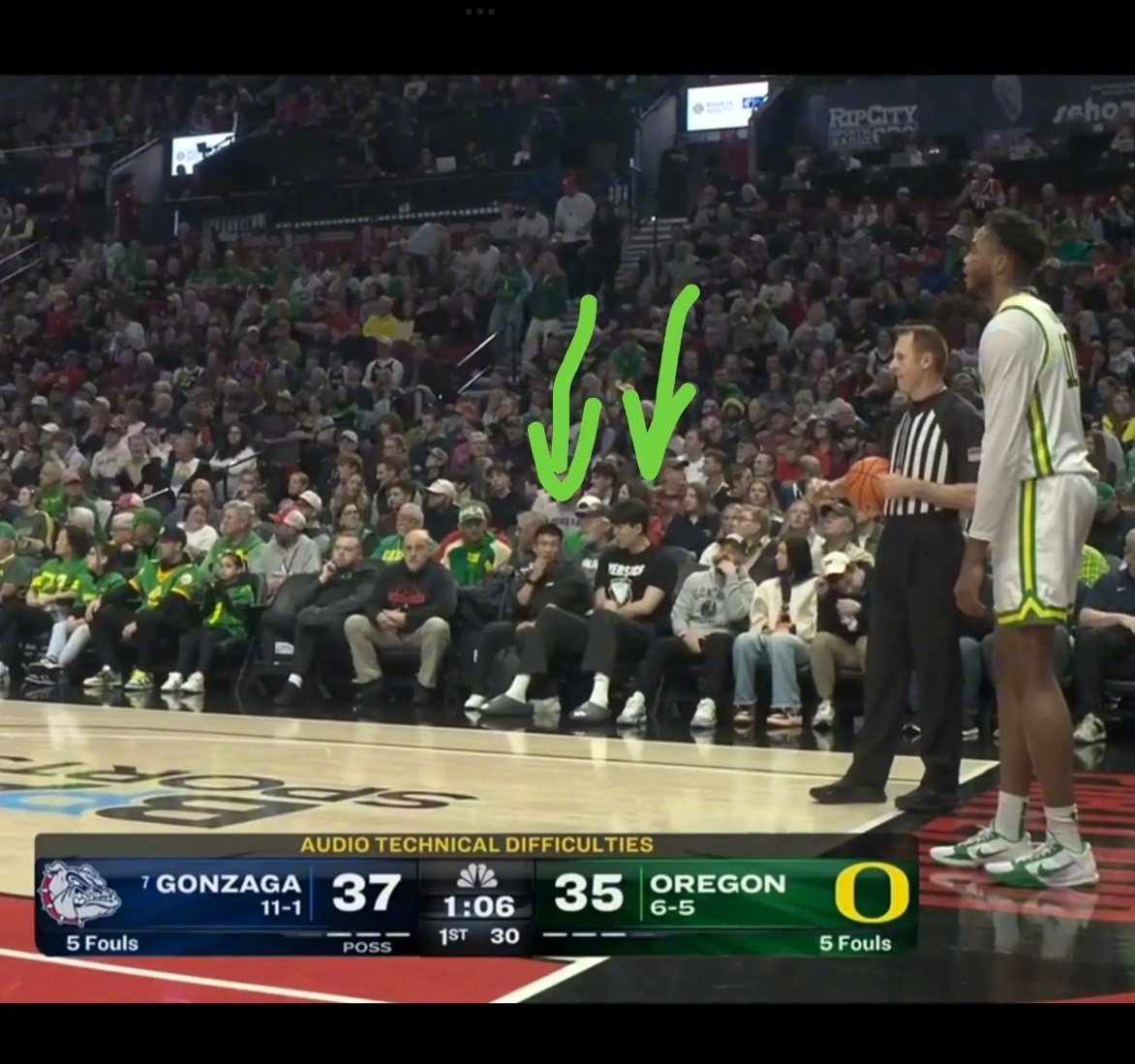 杨瀚森现身摩达中心观战林葳代表俄勒冈大学比赛