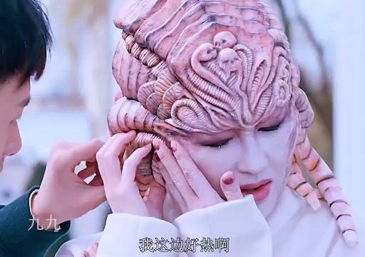 弟弟想让哥哥身败名裂，不料毁了一线女明星的脸