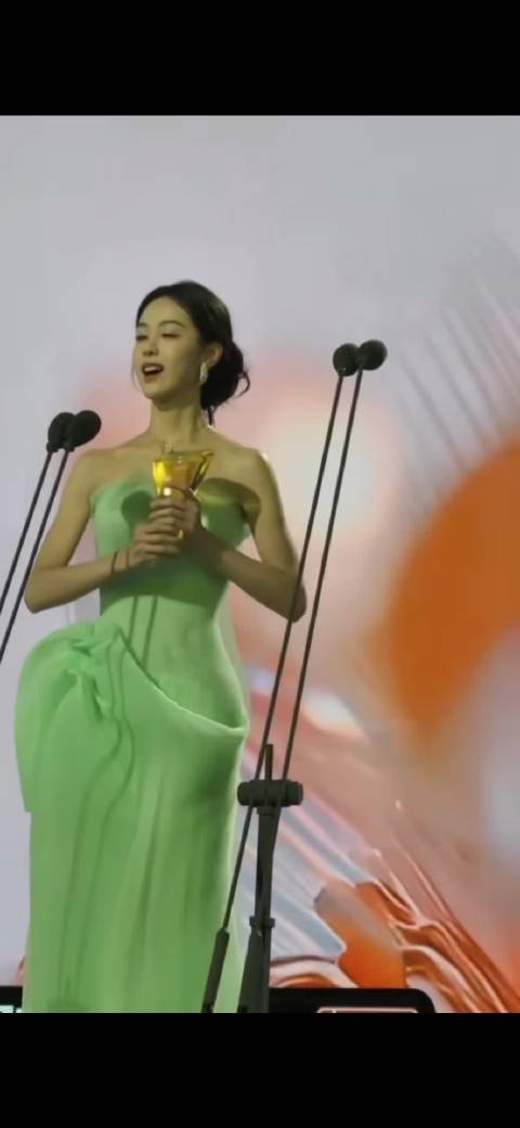 陈都灵学霸式发言获赞，被评面面俱到满分表现