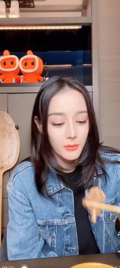 迪丽热巴吃新疆大盘鸡加面