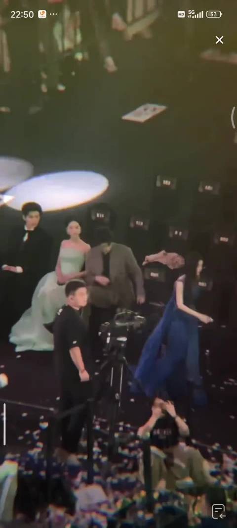 丁禹兮贴心为鞠婧祎整理披肩遮盖手机