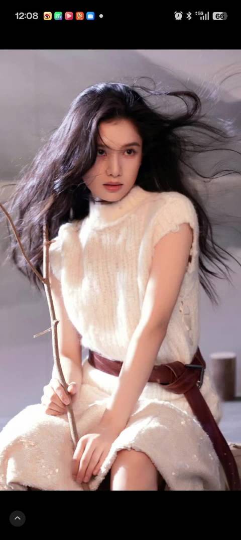 张婧仪登InStyle十七周年封面，淡定诠释时尚新旅程