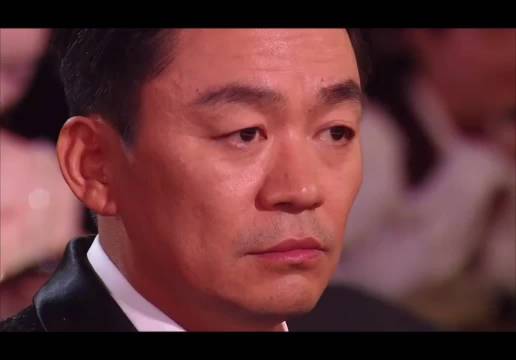王宝强段奕宏出席星光大赏神情疲惫