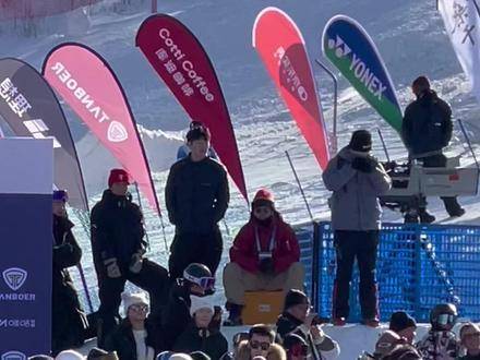 云顶世界杯大跳台夺冠瞬间，教练激动地抱着小鸣转圈，满满师徒情溢于言表