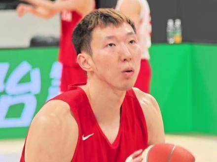 2027男篮世预赛备战进行时｜内线双塔胡金秋与周琦加练罚球特训