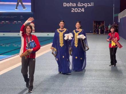 陈芋汐全红婵世锦赛女双10米台夺冠，领奖现场观众欢呼