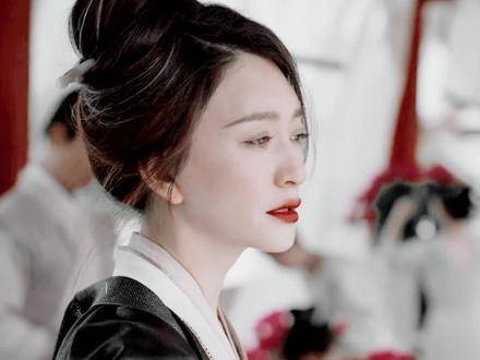 她或许癫狂，却美得惊心动魄