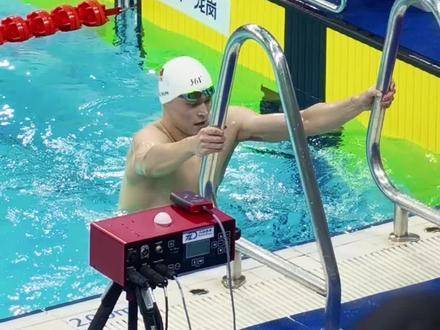 孙杨在400自中强势夺魁