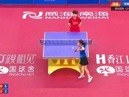 王楠的女儿笑笑如今实力如何？赛场上的她毫不怯场，与小男生对战也敢全力拼搏