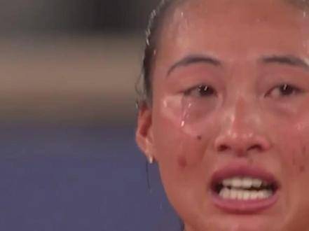 郑钦文鏖战三小时逆转晋级四强，誓为中国摘奖牌