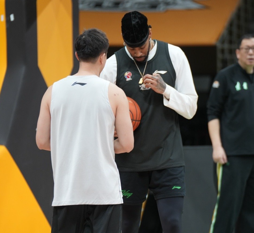 莫兰德戴金链抢镜，赵继伟戏言复出！杨鸣对张陈治锋的“保护性使用”策略，是辽宁队蓄力的关键吗？