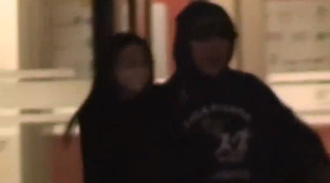 胡彦斌与易梦玲牵手逛街，脸都要笑成花了