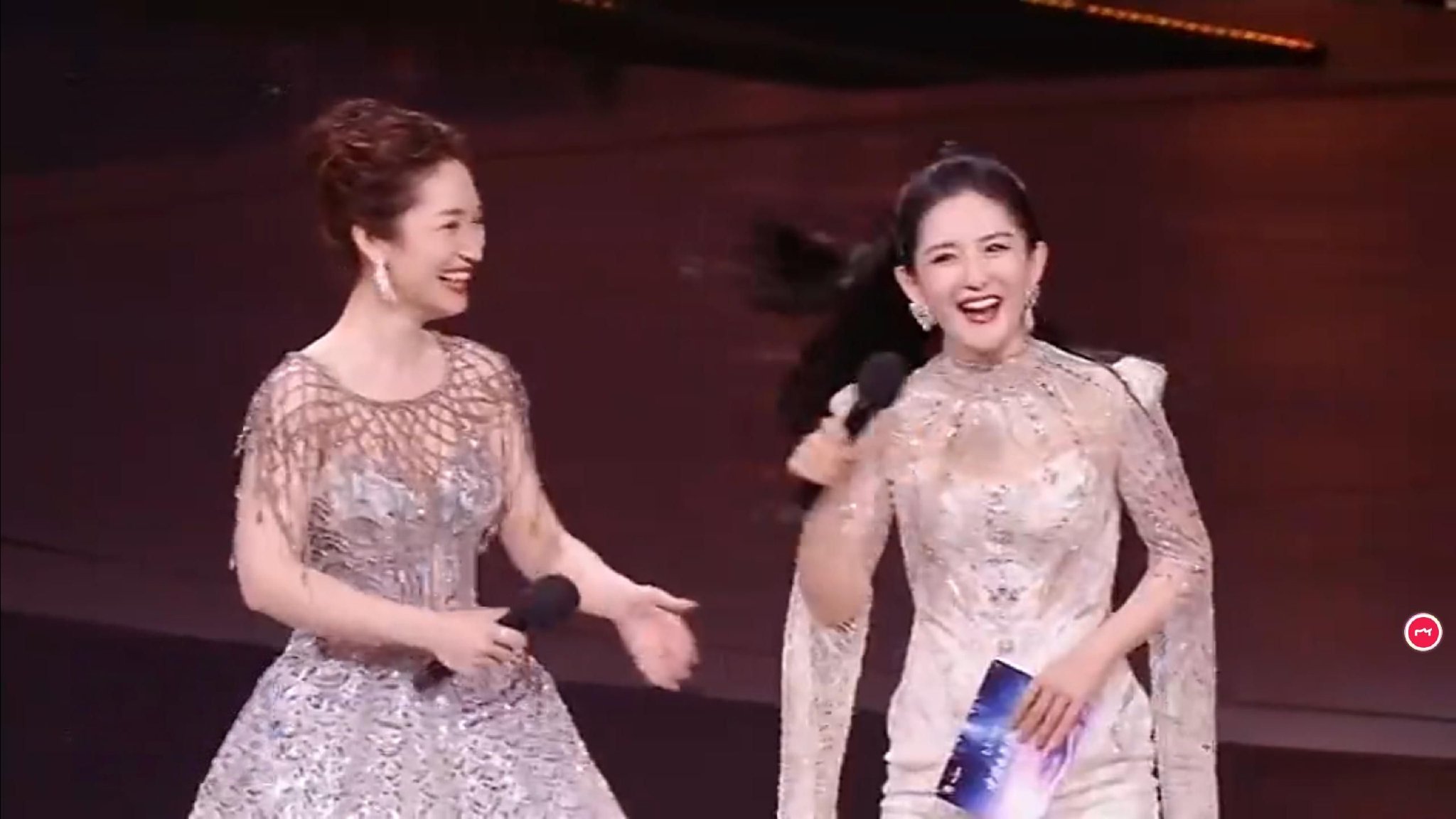 谢娜主持央视晚会！差点抢话蓝羽，综艺人格藏不住，评论两极分化