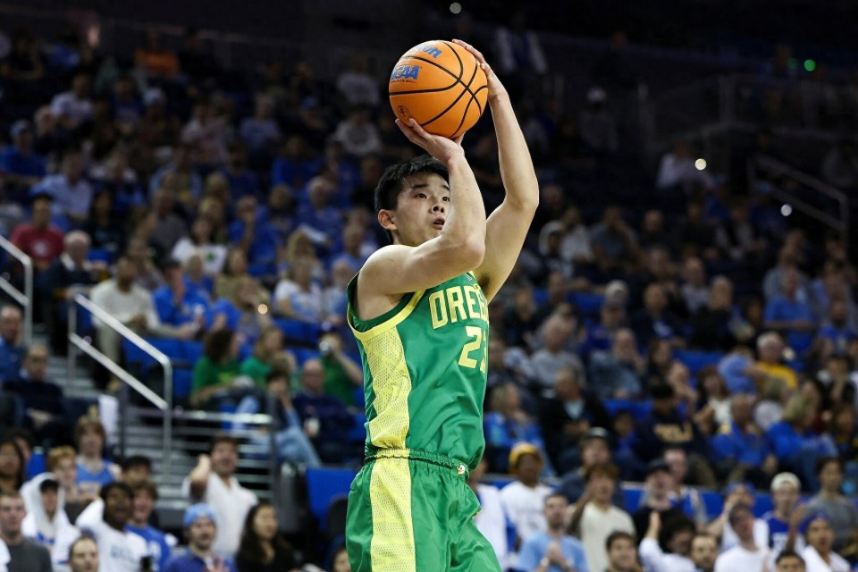 老乡见老乡，杨瀚森观战支持林葳打NCAA，2人留洋双双遭遇困局