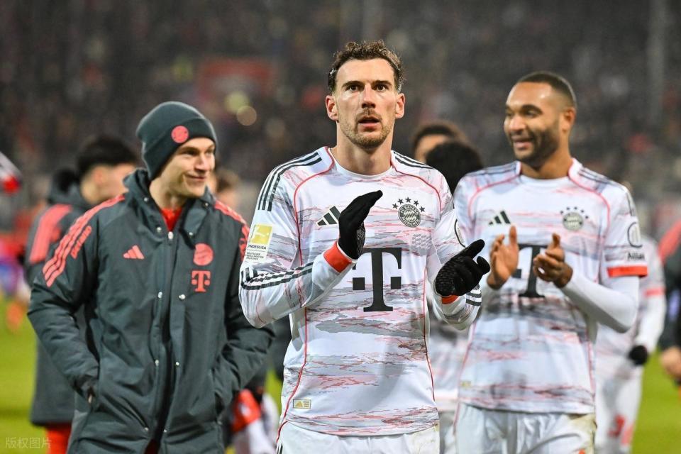 拜仁球迷烟火抗议，传统圣诞派对因赛程取消