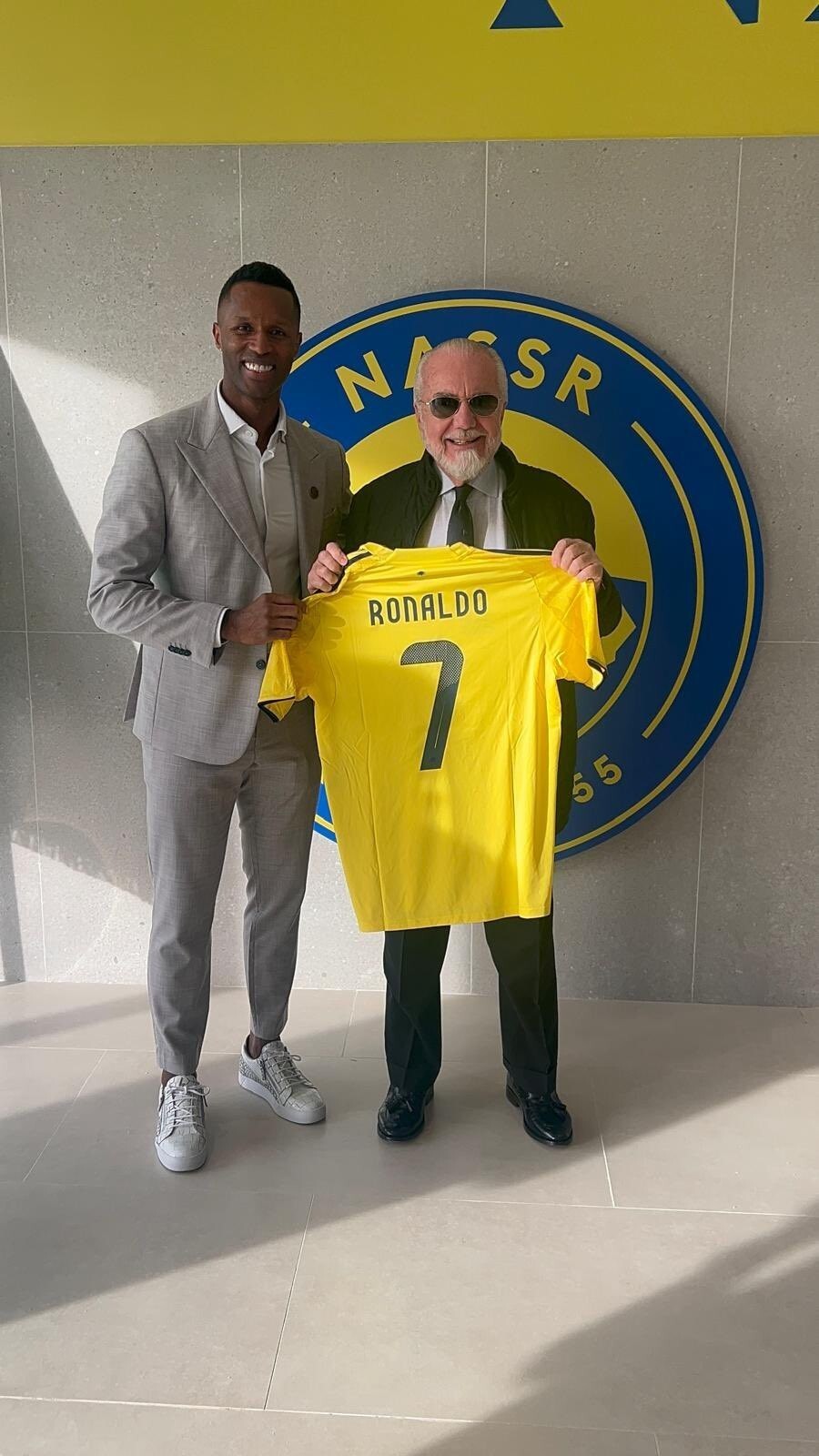 德劳伦蒂斯与利雅得胜利CEO会面，两人举C罗球衣合影