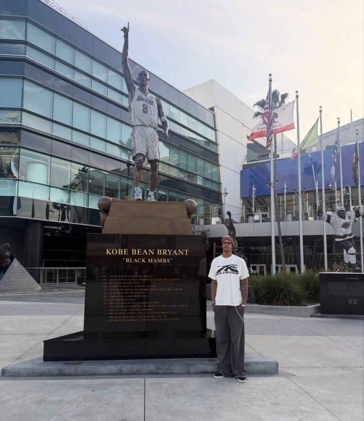 奥尼尔大儿子晒与科比雕像合影：特地来看看科比叔叔 ️RIP