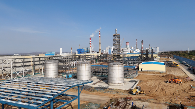 准格尔旗大路产业园，世界首套万吨级二氧化碳制芳烃工业试验项目正在加速建设。 澎湃新闻记者 陈鑫露 图