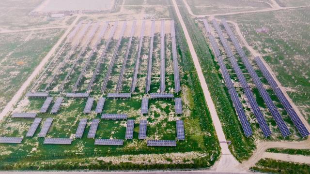 准格尔召镇在一处采煤塌陷区建起规模庞大的光伏发电场。 准格尔召镇 供图