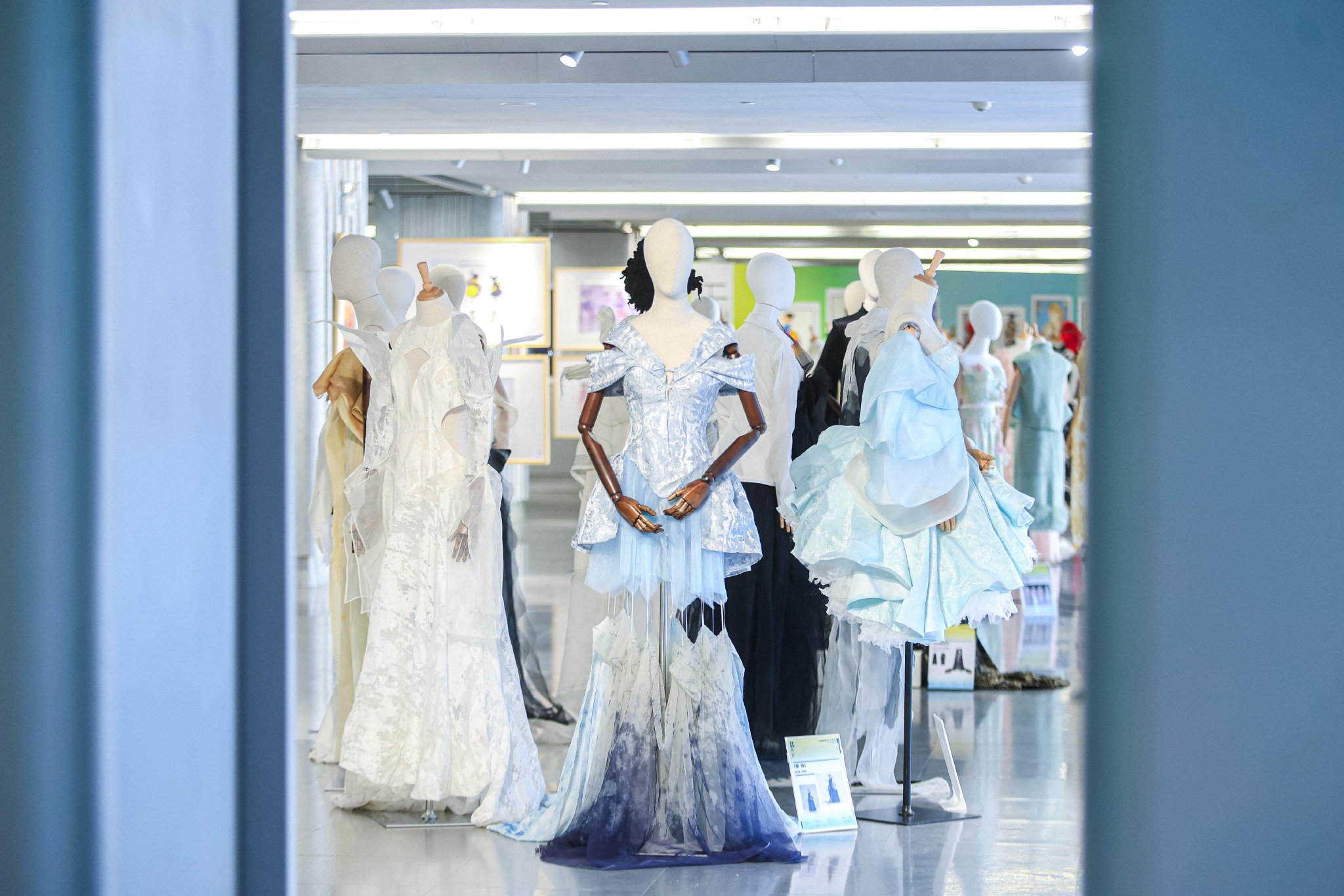 百套原创织就东方时尚，中国服装设计作品展福田启幕