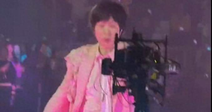 突发意外！阿信演唱会掉下舞台