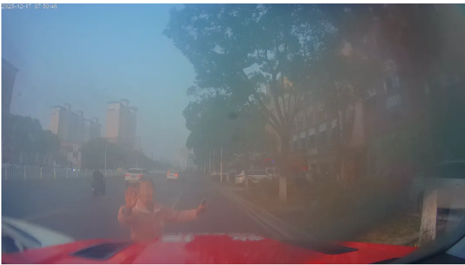 女子焦急拍打引擎盖。图源：湖北消防