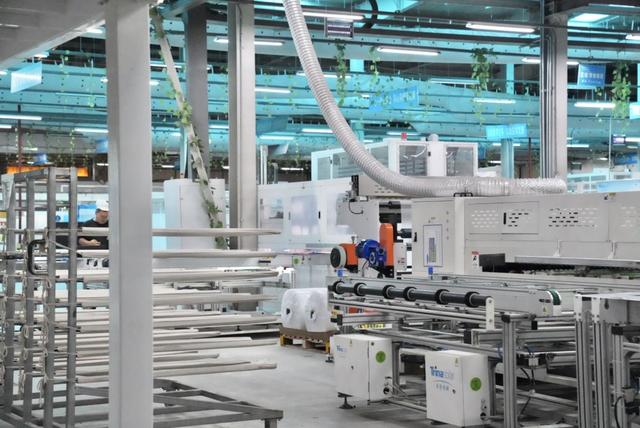 天合光能在准格尔旗的光伏发电板生产线。 澎湃新闻记者 王洛伊 图