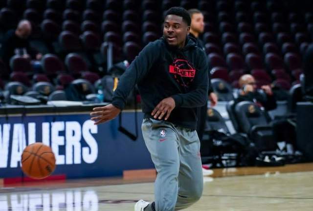 8分后卫跌出轮换，申京抢回球权，火箭队篮板输了7个，优势被克制