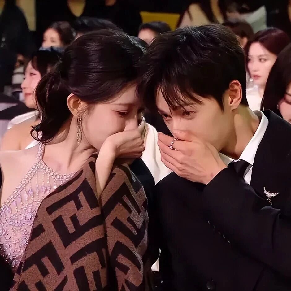 吴磊领奖镜头切赵露思，张凌赫上台白鹿玩手机，星光大赏看点全在台下