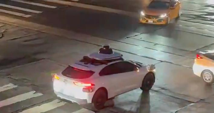 红绿灯不工作Waymo自动驾驶车辆当街集体趴窝，马斯克：特斯拉不受影响