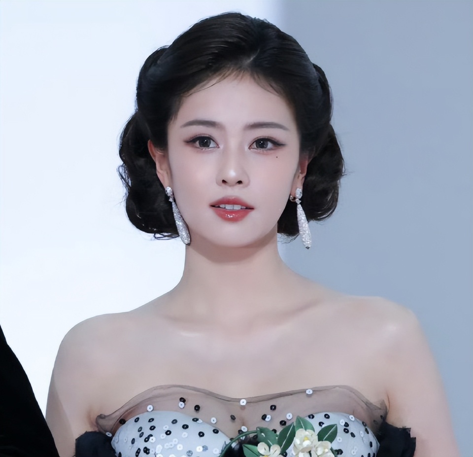 星光大赏内场造型太耀眼！白鹿田曦薇美出圈，赵露思周也状态佳！